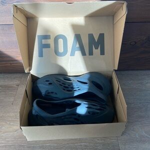 Yeezy Foam Runner “Carbon” size M12